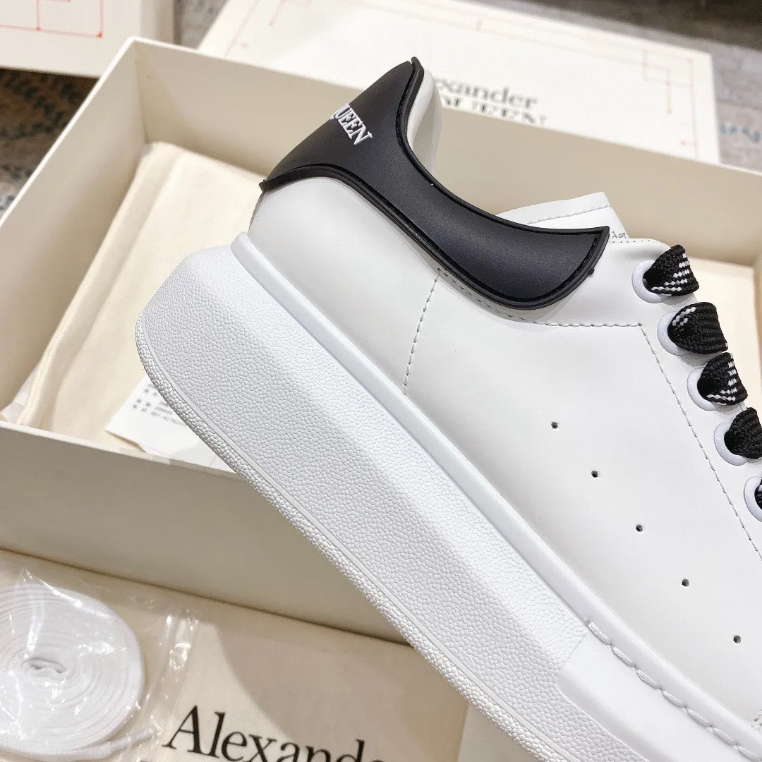 👟👟Ex-factory price 480👟👟 Women's shoes, women's clothing, new upgraded version, cost-effective Alexander Mcque*n Alexander McQueen classic white shoe series, all series upgraded, all lasted and adjusted to the original latest lasts, customized original glossy silk cowhide, original cowhide lining, original process color-sprayed buttonholes, no cracking or peeling paint The two raised bumps on the feet have also been restored to the original, and the outsole mold has been reopened. The material and color are completely consistent with the original. The original is made with full nail technology, and the latest uppercase and lowercase stitching font details. The original 👟👟factory price U+T👟👟factory price U vacuum
